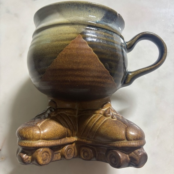 1979 Muddy Waters Pottery ceramic, glazed mug with legs and roller skates - Picture 1 of 10